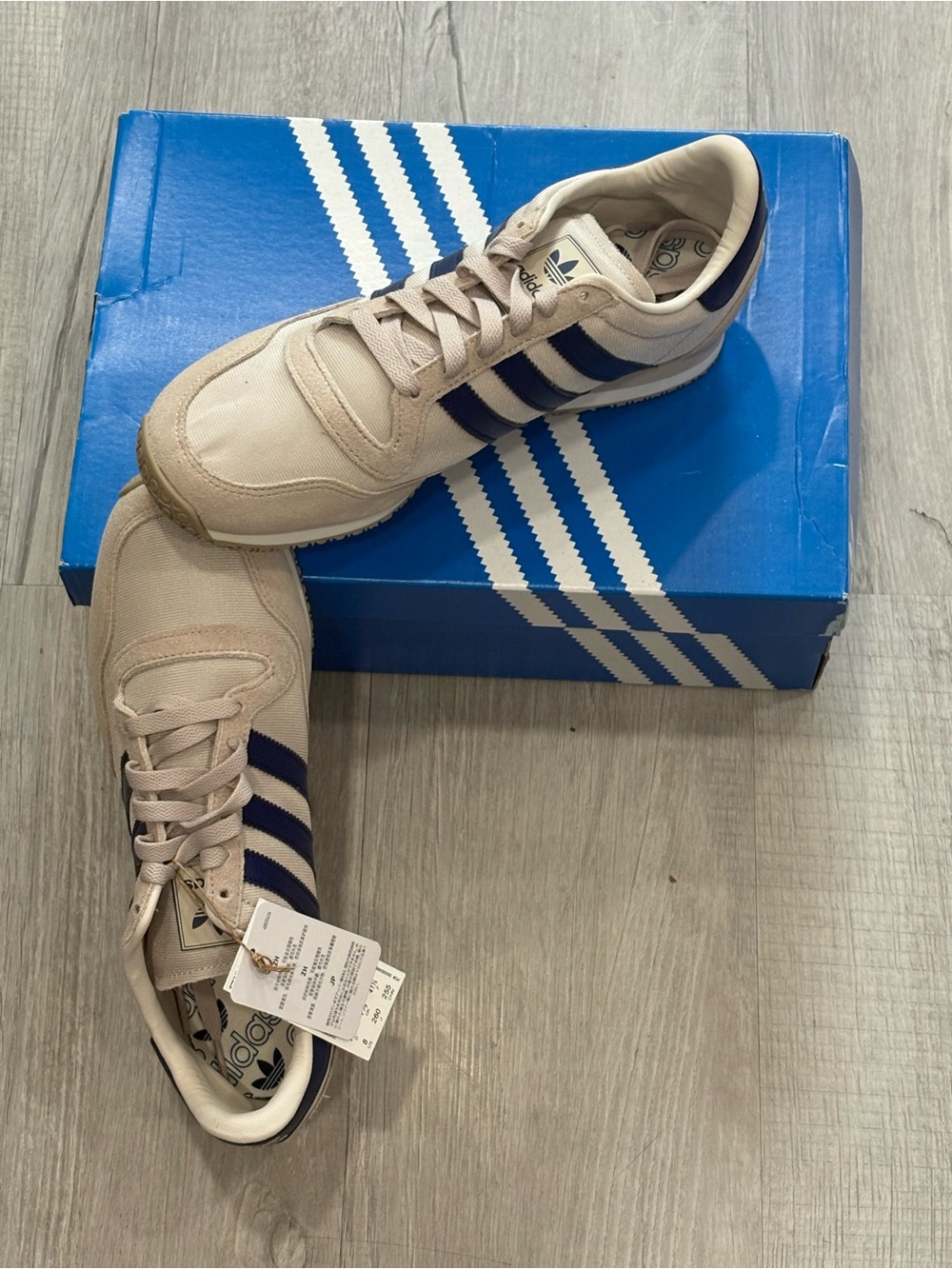 adidas Men’s Beige Sneakers with Navy Stripes BNWT size 8 AT-6/61
